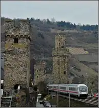 Ein IC Steuerwagen durchf�hrt am 19.03.10 das malerische Oberwesel mit den mittelalterlichen Wehrt�rmen und der Festungsmauer. (Jeanny)