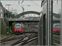 Wie ein Hamster mit vollgestopften Backentaschen sieht der Triebzug der BR 442 aus, als der IC Luxemburg-Koblenz am 18.03.10 in Trier an ihm vorbeif�hrt. (Hans)