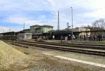 Zahlreiche Dampflokfans s�umten den Naumburger Hbf und fotografierten und filmten die vom RAW Meiningen aufgearbeitete DR 01 0509-8 der Pre�nitztalbahn auf der Fahrt von Chemnitz nach Saalfeld; 20.03.2010