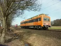 Am Do 4.M�rz 2010 konnte ich kurz vor Ergoldsbach diesen 704er auf dem falschen Gleis wartend sehen. Links hinten Blick auf den Schluss eines kurz vorher vorbeigefahrenen Zuges. 2 Tage sp�ter kam der Winter nochmals knall hart zur�ck...