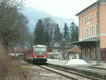 628 er in Aschau / Chiemgau, wo ich vor 23 Jahren noch 798er Schienenbusse fotografierte. Leider ist das eigentlich m.E. denkmalw�rdige Ensemble zerst�rt, denn der damals noch existente Lokalbahn-Lokschuppen ist abgerissen. Weniger st�rt , dass anstatt der damaligen Gep�ckkarren nun Fahrradst�nder vor dem EG stehen. Man muss ja schon froh sein, dass da noch �PNV stattfindet.