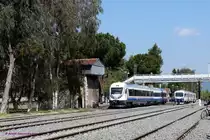 Zugkreuzung in Selcuk.
Links ist der DM15008 (Hyundai-Rotem 2008) gerade eingefahren.
Rechts wartet die Doppeltraktion aus MT5716+MT5729 (Fiat 1993) auf die Kreuzung.
17.04.2009
