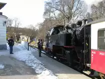 Bad Doberan Molli-Lok 99 2323-6 setzt sich vor ihrem Zug nach K�hlungsborn-West, 05.03.2010
