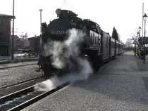 K�hlungsborn-West; Molli-Lok 99 2323-6 steht mit ihrem Zug zur Abfahrt nach Bad Doberan bereit, 05.03.2010