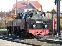 K�hlungsborn-West; Molli-Lok 99 2323-6 beim Wasser fassen, 05.03.2010