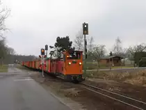 Schmalspurlok 6946 mit einem G�terzug bestehende aus Torfwagens auf die Torfbahn zwischen Westermoor und Sedelsberg bei H�llen am 19-3-2010. 