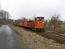 Schmalspurlok 6946 mit einem G�terzug bestehende aus Torfwagens auf die Torfbahn zwischen Westermoor und Sedelsberg bei H�llen am 19-3-2010.