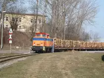 V 60 der Rostocker Fracht und Fischereihafenbahn (RFH) bringt einen frisch beladenen Holzzug vom Kai zur W�ST und wenige Augenblicke sp�ter zum Gbf Rostock-Bramow.
22.03.2010