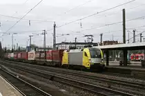 182 595 (TX Logistik) mit einem KLV Zug (vermutlich DGS 40569 Malm� – Verona) am 21.03.2010 in M�nchen Ost.