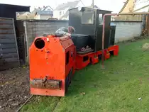 Deutz-Untertagelok zieht O&K-Feldbahndiesellok in der N�he von Bonn.23.3.10.