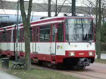 Ein U-Bahnzug der U74 am 19.03.2010 zwischen Bahnhof Benrath und Schlo� Benrath.