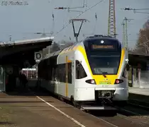 RE9023 (RE13  Mass-Wupper-Express ), aus M�nchengladbach Hbf kommend, bei einem Halt in Schwerte an der Ruhr am 23.03.2010. Kurz nach der Abfahrt strebt der ET 7.07 weiter seinem Zeil  Hamm(Westf)  entgegen.