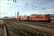 Auch heuer gab es wieder Schulungsfahrten im Lavanttal mit der BR 2143.
2143 064 + 062 und die beiden Hercules 2016 048 + 057 ziehen den Hackschnitzelleerzug 55552 von Wolfsberg nach Zeltweg.
Zeltweg 23.03.2010
