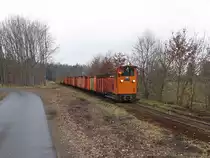 Schmalspurlok 6946 mit einem G�terzug bestehende aus Torfwagens auf die Torfbahn zwischen Westermoor und Sedelsberg bei H�llen am 19-3-2010.