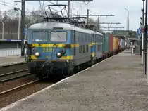 SNCB-Lok 2355 mit einer Schwesterlok der Serie 26 ziehen einen kurzen G�terzug durch Antwerpen-Noorderdokken. Aufgenommen am 20/03/2010.