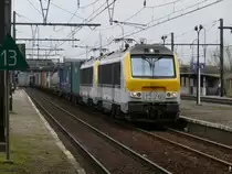 1326 mit Schwesterlok mit einem Containerzug am Haken bei der Durchfahrt in Antwerpen-Noorderdokken. Aufgenommen am 20/03/2010.