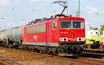 Lautstark mit reichlich Kesselwagen am Haken kommt 155 168-8 in den G�tersloher HBf eingerollt. In langsamer konnte ging es durch den Bahnhof bis man  bei gr�n  in Richtung Ruhrgebiet weiterfahren durfte. Am 22.06.2009. Rechts erkennt man noch eine Einheit aus einem ganzen Zug Flachwagen, best�ckt mit allem, was die Firma Claas so an M�hdreschern und �hnlichen Ger�t zu bieten hat. 