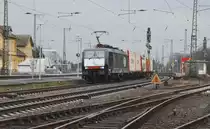 Selten genug uns deshalb ein guter Grund f�r einen Kameraeinsatz: E189 200 als ES 64 F4-200 der ITL in Bielefeld-Brackwede. Am 20.03.10 kam sie aus Richtung Hamm eingefahren und hatte einen bunten Mix aus Container- und Kesselwagen dabei. 