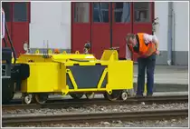 Um die Adh�sion des neuen Verschubger�tes zu testen, wird mit einer Giesskanne Regen simuliert, was wiederum bedeuten w�rde, dass das Gef�hrt auch im Freien zum Einsatz kommen k�nnte. (18.03.2010)