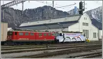 Die Ge 6/6 II 703  St.Moritz  und die GE 4/4 III 650  Seewis-Valzeina  bringen zusammen 127 Tonnen auf die Waage. Hier findet eine Versuchsfahrt statt mit einem ferngesteuerten Rangiergef�hrt f�r die Hallengeleise in der Hauptwerkst�tte Landquart, (18.03.2010)