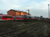 Am 20.01.09 steht um 16:06, Class 66 003, in Gleis 3 des Bf Haldensleben, zur Abfahrt bereit. Nebenan dr�ngt sich noch schnell die RB nach Wolfsburg, 642 672-0 und 692-8, vor.