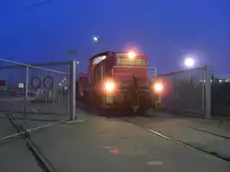 Am 25.02.09 steht 294 889-1, um 05:38, in der Autoverladung Dodendorf, mit einem nicht gerade kurzen Zug. Die Maschine ist zuvor Lz von Magdeburg Hbf gekommen, nur um die leeren offenen Doppelstockgep�ckwagen abzuholen.
