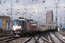 ES 64 U2-017 + ES 64 U2-001 mit einem Ersatzzug nach Bonn bei der Ausfahrt in K�ln Hbf am 06.03.2010 um 13:10 Uhr
