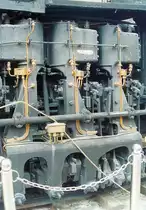 AFR SL22 aufgestellt als Denkmallok gegenueber dem Bf. Ji Ji am 22.Mai 2005. Zu erkennen sind die stehenden Zylinder, deren Kolbenstangen auf Pleuel wirken welche wiederum auf die Antriebskurbelwelle wirken.