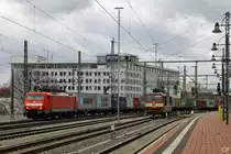 189 012-8 mit einem Containerzug am Dresdener Hauptbahnhof. Rechts steht 371 004-3 der CD und wartet auf den n�chsten EC. (21.3.2010)