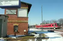 628.2 vom Bw Hof rollt aus Bad Steben kommend am ehem. Stw 8 in Hof Hbf vorbei. Im Stellwerk residiert seit Jahren der MEC und hat hier ringsum div. Originalteile von der Bahn aufgebaut. 09.M�rz 2010.