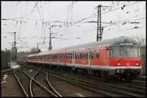 Hier ein Silberling park uas Aachen raus fahrend zu sehen. Schublok war 110 504.
18.03.10 16:58