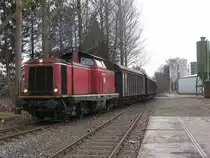 V100 “Emsland” der Emsl�ndische Eisenbahn GmbH (ehemalige 211 308-2) steht abfahrtsbereit in richtung Ocholt mit �bergabeg�terzug 56456 Ocholt-Sedelsberg-Ocholt in Ramsloh am 19-3-2010.