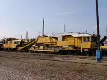 Schotterbettreinigungsmaschine RM 80 der DB Netz Instandsetzung, am 23.03.10 im Bahnhof Guben