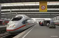 ICE 527 steht am 20.03.10 kurz nach der Ankunft aus Dortmund Hbf in M�nchen Hbf auf Gleis 23. und wird gleich die Reise nach Garmisch-Partenkirchen antreten.

