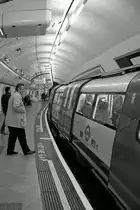 S/w-Impression aus der Embankment Station (Gelegen an der Circle Line, der District Line, der Bakerlo Line und der Northern Line), 16.3.010. Hier wird  the Gap , die  geminded  werden muss, ziemlich deutlich sichtbar...