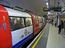 Leicester Square Station (Gelegen an der Northern Line und der Piccadilly Line), 16.3.010. Zu sehen ein  Tube -Zug der Northern Line, der - wie wohl die meisten  Tube's  ganzt�gig in London - brechend voll ist. Da kann manche Bahnstrecke in Deutschland wohl nur davon tr�umen...