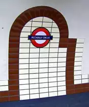  This is Piccadilly Circus.  Gelegen an der Bakerloo Line und an der Piccadilly Line. Aufgenommen am 16.3.010.