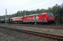 185 603-8 (HGK 2061) der HGK zieht einen Kesselzug. Zwischen Rathenow und Nennhausen. Als Wagenlok eine Class 66 auf von der HGK. 24.03.2010