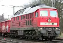 Die 232 259-2 zieht einen Schrottzug durch Duisburg Neudorf am 20.03.2010