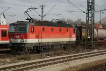 Mit dem G�terzug in die Kirche... 1144 279-5 tr�gt alte und neue Nummer noch �bereinander zur Schau. Auch sonst wirkt sie lackm��ig sichtlich ausgebleicht. (Trudering, 20.03.2010).