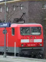 DB Regio NRW GmbH BR 143 643 schiebt am 19.03.2010 auf der S6 einen X-Wagen S-Bahnzug in den Bahnhof D�sseldorf-Benrath.