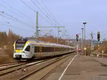 Der RE13  Maas-Wupper-Express , bestehend aus ET 7.10 und 7.04, kommt gerade von Hamm(Westf) und f�hrt auf seinem Weg nach M'Gladbach in Wuppertal-Vohwinkel ein. 23.03.2010