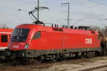 Erinnerungen in Wehmut an wundersch�ne Werbelokomotiven: 1116 264-1 (ex  Rot Kreuz , ex  EUROMOTION ) vor einem Kesselwagenzug. (Trudering, 20.03.2010).