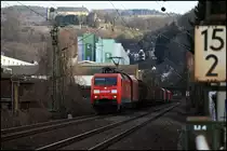 Unterhalb der Hohenlimburg ist 152 090 (9180 6152 090-7 D-DB) in Richtung Hagen unterwegs und wird gleich den Km 15,2 passieren. (24.03.2010)