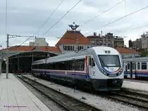 TCDD Triebzug DM15008 (Hyundai-Rotem 2008) im Bahnhof Izmir-Basmane.

15.04.2009 Izmir-Basmane
