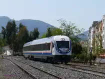 Triebzug DM15008 (Hyundai-Rotem 2008)unterwegs von Aydin nach Izmir bei der Einfahrt in Selcuk.
17.04.2009  Selcuk
