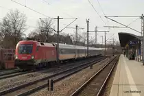 1116 196-5 rast am 20.03.10 mit dem IC 2083  K�nigssee  von Hamburg-Altona nach Berchtesgarden Hbf durch Trudering am Stadtrand von M�nchen.