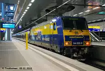 Berlin-Hauptbahnhof, die neu beklebte 146 522 am X 80003 nach Warnem�nde