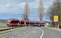 Talent von Bad M�nstereifel nach Euskirchen, Bahn�bergang Arloff, 20.03.2010.
F�r Senkrechtfanatiker: Gleise haben Gef�lle von links nach rechts !!!!!