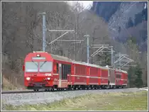 RE1044 aus Davos mit Steuerwagen 1758 bei Malans. (18.03.2010)